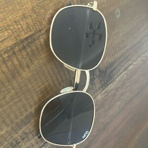 Quay- sunglasses.  model Jezebel